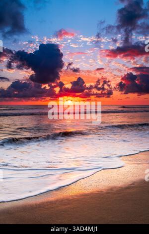 Tramonto sul Pacifico a Playa Matapalo, provincia di Puntarenas, Costa Rica Foto Stock