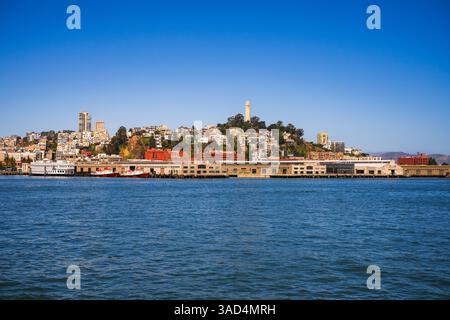 Coit Tower e Telegraph Hill dalla Baia di San Francisco, California, Stati Uniti Foto Stock