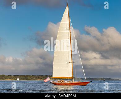 splendido yacht a vela al largo dell'isola riparata Foto Stock
