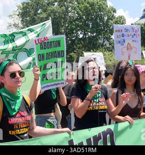 Roe contro Wade è stato rovesciato il 25 giugno 2022. I manifestanti sono arrivati a Washington DC alla Corte Suprema Foto Stock