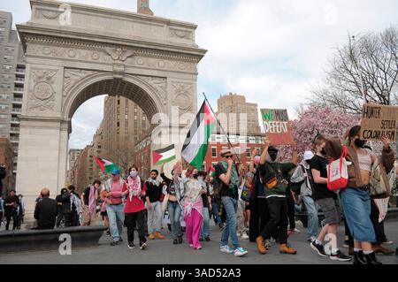I manifestanti pro-palestinesi tengono bandiere palestinesi durante una marcia dimostrativa pro-Palestina nel Washington Square Park. I manifestanti pro-palestinesi a Manhattan, New York, hanno condannato le forze di difesa israeliane per le sue operazioni militari a Gaza. I manifestanti, alcuni dei quali sono studenti universitari, chiesero alle università di tagliare le loro relazioni commerciali con lo stato di Israele. Israele ha detto che espanderà la sua campagna militare a Gaza e inizierà ad aggiungere grandi territori a Gaza alle zone di sicurezza di Israele. (Foto di Jimin Kim/SOPA Images/Sipa USA) Foto Stock