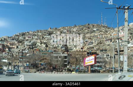Case arroccate sulle colline intorno al santuario Sakhi Shah-e Mardan (Ziyarat-e Sakhi), Kabul, Afghanistan Foto Stock
