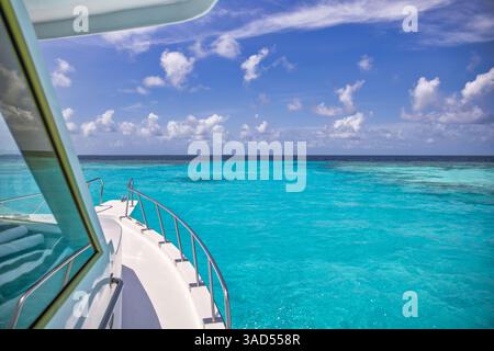 Splendida vista dalla barca sull'acqua cristallina e sulla laguna. Viaggio di lusso, oceano blu tropicale turchese, vista mare da una lussuosa barca bianca o yacht Foto Stock