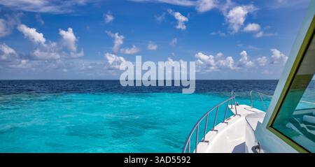 Splendida vista dalla barca sull'acqua cristallina e sulla laguna. Viaggio di lusso, oceano blu tropicale turchese, vista mare da una lussuosa barca bianca o yacht Foto Stock