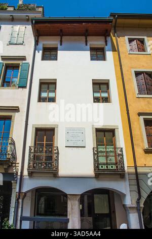 Il luogo di nascita dell'avvocato e politico Giuseppe Girardini e del poeta Emilio Girardini in via Vittorio Veneto a Udine, Friuli, N.E. Italia Foto Stock