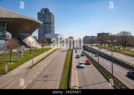 München, Deutschland 03. Aprile 2025: IM Bild: Blick auf den Petuelring und auf die BMW-Welt mit der Firmenzentrale vom Autohersteller, Automobilhersteller BMW mit dem Wahrzeichen dem Vierzylinder. Bayern *** Monaco di Baviera, Germania 03 aprile 2025 nella foto della Petuelring e della BMW Welt con la sede della casa automobilistica, casa automobilistica BMW con il simbolo della Baviera a quattro cilindri Copyright: XFotostandx/xFritschx Foto Stock