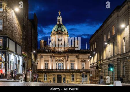 Museo sul tumulo di notte nella città vecchia di Edimburgo, in Scozia, Regno Unito. Situato nello storico edificio della sede centrale della Bank of Scotland, Baroque Rev Foto Stock