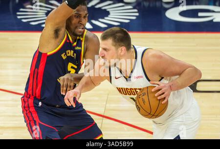 San Francisco, Stati Uniti. 4 aprile 2025. Nikola Jokic (R) dei Denver Nuggets compete durante la partita di stagione regolare NBA 2024-2025 tra Golden State Warriors e Denver Nuggets a San Francisco, Stati Uniti, 4 aprile 2025. Crediti: Arthur Dong/Xinhua/Alamy Live News Foto Stock