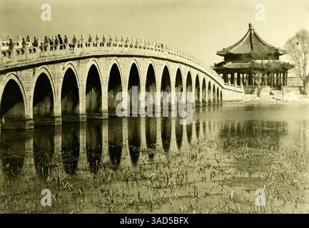 Ponte a diciassette archi ( Shiqikong Qiao ) del Palazzo d'Estate ( YiHeYuan ), Pechino, Cina, 1938 Foto Stock