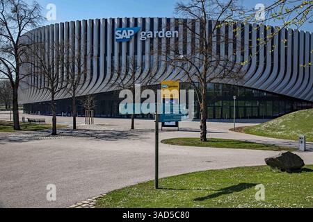 München, Deutschland 03. Aprile 2025: IM Bild: Der SAP Garden, Die Mehrzweckhalle im Münchner Olympiapark. Aussenansicht mit dem Logo der Arena. Bayern *** Monaco di Baviera, Germania 03 aprile 2025 nella foto The SAP Garden, la sala polifunzionale nel Parco Olimpico di Munichs Vista esterna con il logo Arena Bayern Copyright: XFotostandx/xFritschx Foto Stock