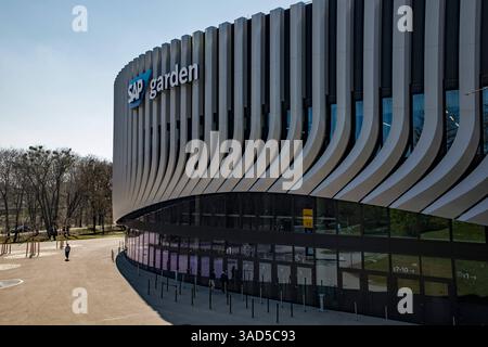 München, Deutschland 03. Aprile 2025: IM Bild: Der SAP Garden, Die Mehrzweckhalle im Münchner Olympiapark. Aussenansicht mit dem Logo der Arena. Bayern *** Monaco di Baviera, Germania 03 aprile 2025 nella foto The SAP Garden, la sala polifunzionale nel Parco Olimpico di Munichs Vista esterna con il logo Arena Bayern Copyright: XFotostandx/xFritschx Foto Stock