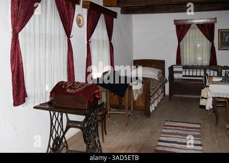 Bucarest, Romania, 05 settembre 2017. Dimitrie gusti nazionali museo del villaggio. Tradizionale folk rumena interno di una casa con decorazioni d'epoca. Foto Stock