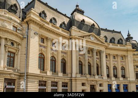 BUCAREST, RO - Biblioteca Universitaria centrale di Bucarest, Romania. La Biblioteca Universitaria centrale di Bucarest è una biblioteca situata nel centro di Bucarest. Foto Stock