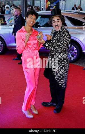 Malaika Mihambo und Albert de Paris als Charlie Chaplin bei der Verleihung des 25. Radio Regenbogen Award 2025 nella der Europa-Park Arena. Rust, 04.04.2025 *** Malaika Mihambo e Albert de Paris nel ruolo di Charlie Chaplin alla presentazione del premio radio Regenbogen 25 2025 nell'Europa Park Arena Rust, 04 04 2025 foto:XS.xGabschx/xFuturexImagex regenbogen 5509 Foto Stock