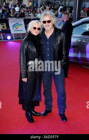 Wolfgang Niedecken mit Ehefrau Tina Golemiewski bei der Verleihung des 25. Radio Regenbogen Award 2025 nella der Europa-Park Arena. Rust, 04.04.2025 *** Wolfgang Niedecken con la moglie Tina Golemiewski alla presentazione del premio radio Regenbogen 25 2025 nell'Europa Park Arena Rust, 04 04 2025 foto:XS.xGabschx/xFuturexImagex regenbogen 5514 Foto Stock