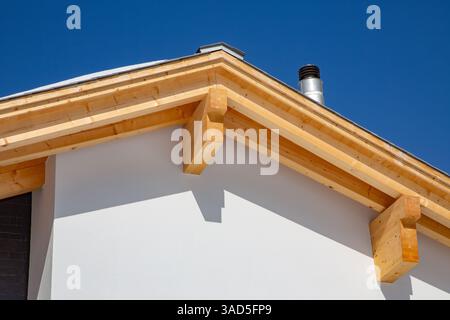 timpano in legno con travi del tetto Foto Stock