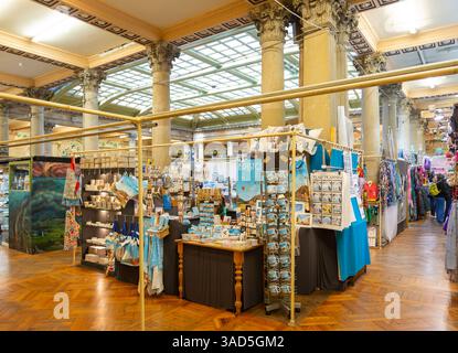 Bancarelle all'interno del Corn Exchange Building, St Nicholas Markets, Corn Street, centro di Bristol, Inghilterra, Regno Unito Foto Stock
