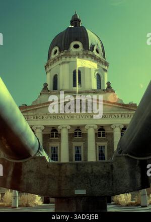 Imperial War Museum Grounds con due cannoni navali della HMS Romillies e Resolution a Lambeth, Londra, Inghilterra, Regno Unito Foto Stock