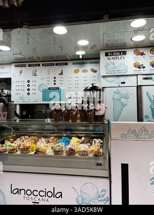 Barcellona, Spagna - 24 febbraio 2023: Varietà di dessert e gelati in mostra presso il negozio di Barcellona, Spagna Foto Stock
