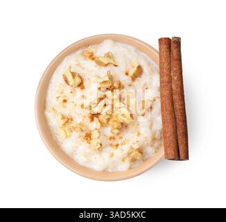 Gustoso budino di riso con noci e cannella isolate sul bianco, vista dall'alto Foto Stock