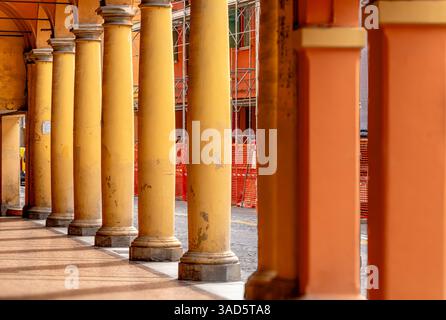 Colonne color pastello di un portico lungo via Santo Stefano, Bologna, Italia Foto Stock