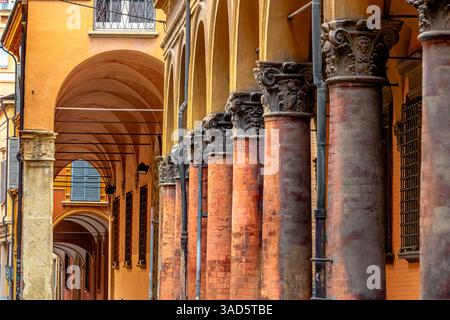Un portico in via Castiglione a Bologna, Italia Foto Stock