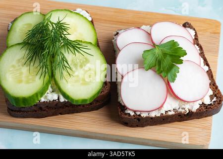 Panini a vista preparati al momento con cetrioli e ravanelli Foto Stock