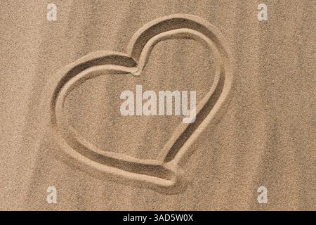 cuore disegnato a mano su sabbia secca nel deserto Foto Stock