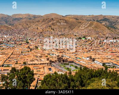 Impressionante vista sopraelevata di Cusco con Plaza de Armas in primo piano, Perù Foto Stock