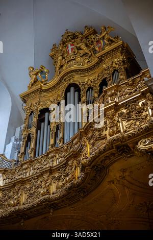 Grande organo dorato nel Duomo di Torino, lo stesso luogo sacro che ospita la rinomata Sindone di Torino. Presenta ornate artistiche barocche Foto Stock