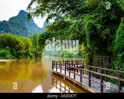 Splendido paesaggio di Yangshuo con montagne carsiche e ponte di legno che corre lungo la riva del fiume li, Guangxi, Cina Foto Stock