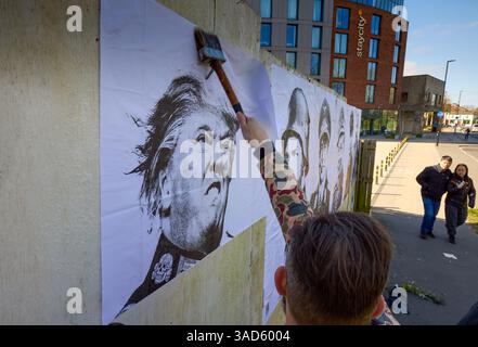 York, Regno Unito. 5 aprile 2025. Art by Grow Up, Copywriting di Phil Jupitus. Artisti crescono arte Carl Stimpson, Savant YORK, INGHILTERRA - 5 APRILE ultima è la serie di manifesti satirici antifascisti che mostrano i volti del 47° presidente degli Stati Uniti Donald Trump (sinistra), vice presidente degli Stati Uniti JD Vance, uomo d'affari Elon Musk, deputato britannico Nigel Farage , primo ministro di Israele Benjamin Netanyahu e presidente russo Vladimir Putin (destra) sulle figure dei soldati nazisti della seconda guerra mondiale sono esposti sabato 5 aprile 2025 a York, Inghilterra. Singole immagini della serie, intitolate "T" Foto Stock