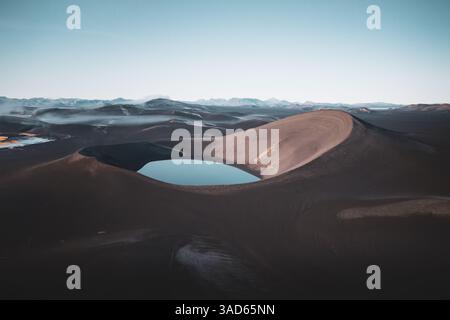 Cratere liscio e calmo dall'aria in Islanda Foto Stock
