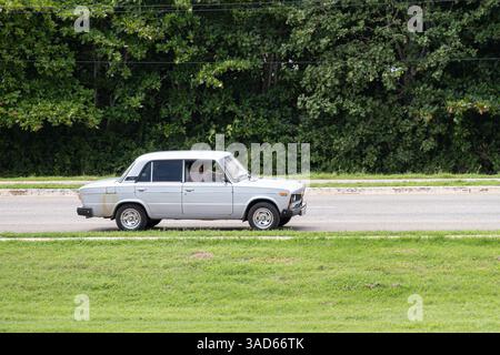 L'AVANA, CUBA - 2 SETTEMBRE 2023: Silver Lada VAZ 2106 auto russa nelle strade di Varadero, Cuba Foto Stock