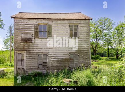 vecchia casa in legno trascurata nello stato di new york Foto Stock