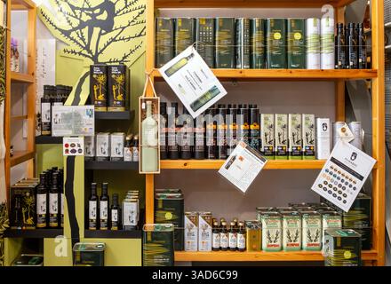 Esposizione al dettaglio di prodotti greci a base di olio d'oliva, alimenti sani in vendita in negozio Foto Stock