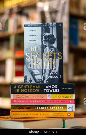 Primo piano di The Secrets di Lara Prescott abbiamo tenuto il romanzo in libreria. Foto Stock