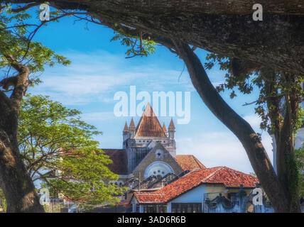 Chiesa anglicana di tutti i Santi a Galle, Sri Lanka, incorniciata da possenti tronchi d'albero Foto Stock