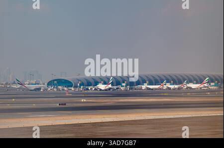 Un gruppo di aerei Airbus A380 parcheggiato su un dito dell'Aeroporto Internazionale di Dubai, Emirati Arabi Uniti Foto Stock