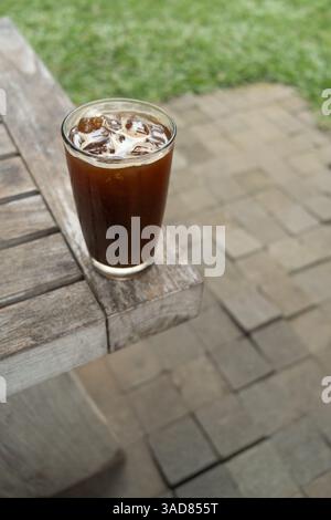 Un bicchiere di caffè americano ghiacciato sul tavolo all'aperto Foto Stock