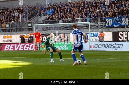 Gothenburg, Svezia. 5 aprile 2025. Momento nella prima metà della partita tra IFK Gothenburg e Halmstads BK in Allsvenskan a Gamla Ullevi. Crediti: Per Ljung/Alamy Live News Foto Stock