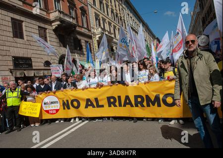 Roma, Italia 5 aprile 2025: Migliaia di manifestano a Roma contro il piano europeo di riarmo. Nella foto l'ex primo ministro italiano e leader del movimento a cinque stelle Giuseppe Conte © Andrea Sabbadini Foto Stock