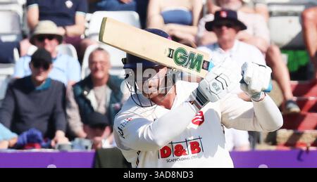 Chelmsford, Regno Unito. 4 aprile 2025. CHELMSFORD, INGHILTERRA - Tom Westley dell'Essex in azione durante il Rothesay County Championship Division 1 Day One Cricket match tra Essex e Surrey all'Ambaassador Cruise Line Ground, Chelmsford, Essex il 4 aprile 2025 a Chelmsford, Inghilterra. Crediti: Action foto Sport/Alamy Live News Foto Stock