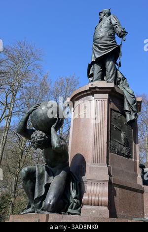 GERMANIA, Berlino, monumento del cancelliere tedesco otto Fürst von Bismarck con casco e spada prussiani, sotto l'uomo che porta il globo, Bismarck ha invitato 1884/85 per la conferenza del congo a Berlino, dove l'africa è stata divisa tra le potenze coloniali europee / DEUTSCHLAND, Berlino, Denkmal Reichskanzler otto Fürst von Bismarck, Bismarck Hat 1884/85 a Berlino zur Kongokonferenz zur Aufteilung Afrikas a Kolonien eingeladen Foto Stock