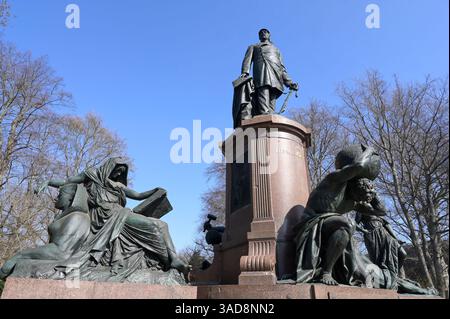 GERMANIA, Berlino, monumento del cancelliere tedesco otto Fürst von Bismarck con casco e spada prussiani, sotto l'uomo che porta il globo, Bismarck ha invitato 1884/85 per la conferenza del congo a Berlino, dove l'africa è stata divisa tra le potenze coloniali europee / DEUTSCHLAND, Berlino, Denkmal Reichskanzler otto Fürst von Bismarck, Bismarck Hat 1884/85 a Berlino zur Kongokonferenz zur Aufteilung Afrikas a Kolonien eingeladen Foto Stock