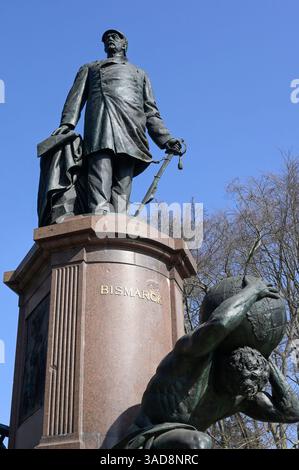 GERMANIA, Berlino, monumento del cancelliere tedesco otto Fürst von Bismarck con casco e spada prussiani, sotto l'uomo che porta il globo, Bismarck ha invitato 1884/85 per la conferenza del congo a Berlino, dove l'africa è stata divisa tra le potenze coloniali europee / DEUTSCHLAND, Berlino, Denkmal Reichskanzler otto Fürst von Bismarck, Bismarck Hat 1884/85 a Berlino zur Kongokonferenz zur Aufteilung Afrikas a Kolonien eingeladen Foto Stock