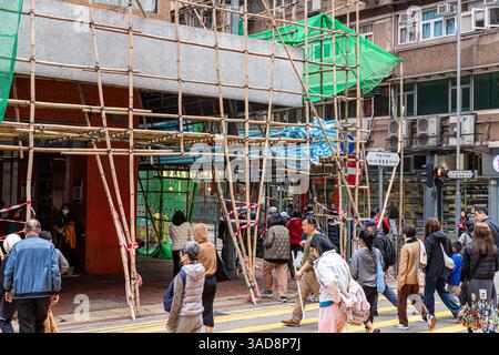 Bambù usato per impalcare su un edificio a Kings Road, Hong Kong Island, Hong Kong, Cina Foto Stock