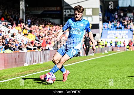 Cian Hayes (18 Peterborough United) controlla il pallone durante la partita di Sky Bet League 1 tra Peterborough e Northampton Town a London Road, Peterborough, sabato 5 aprile 2025. (Foto: Kevin Hodgson | mi News) crediti: MI News & Sport /Alamy Live News Foto Stock