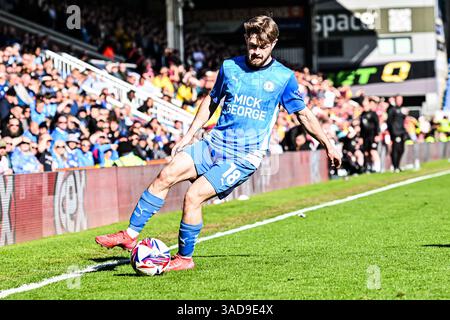 Cian Hayes (18 Peterborough United) controlla il pallone durante la partita di Sky Bet League 1 tra Peterborough e Northampton Town a London Road, Peterborough, sabato 5 aprile 2025. (Foto: Kevin Hodgson | mi News) crediti: MI News & Sport /Alamy Live News Foto Stock