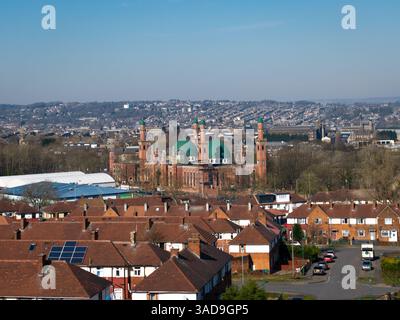 BRADFORD, REGNO UNITO - 19 MARZO 2025. Vista aerea della grande Moschea al-Jamia Suffa-Tul-Islam nella città di Bradford, West Yorkshire, Regno Unito, al servizio dei britannici Foto Stock